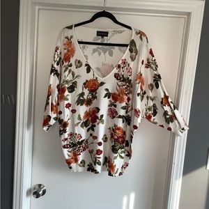 NWOT Women’s Sz XL V Neck Floral print sweater  3/4 sleeves Perfect condition